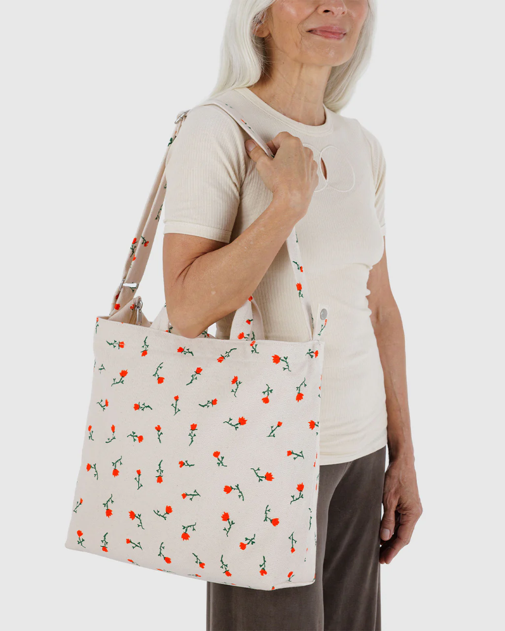 124-horizontal-zip-duck-bag-painted-wildflower-1.webp