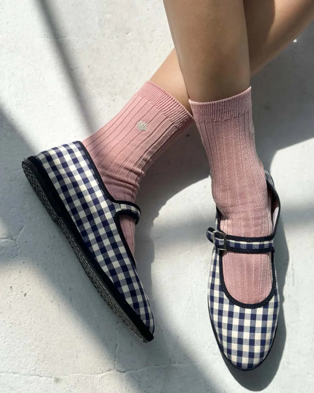 132-embroidered-her-socks-pink-soda-silver-seashell-1.webp