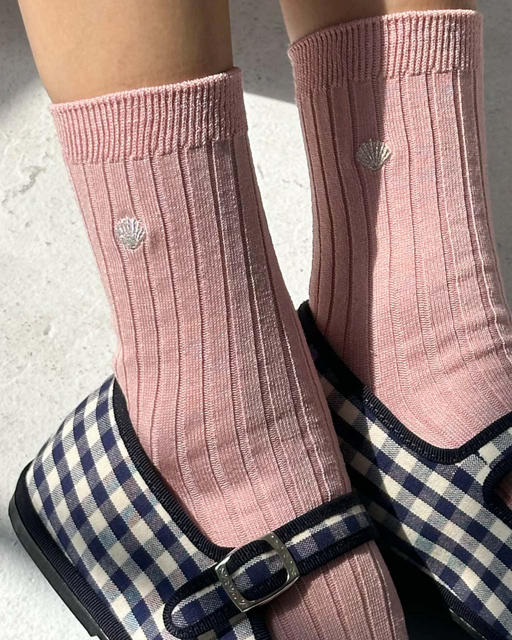 132-embroidered-her-socks-pink-soda-silver-seashell-1.webp