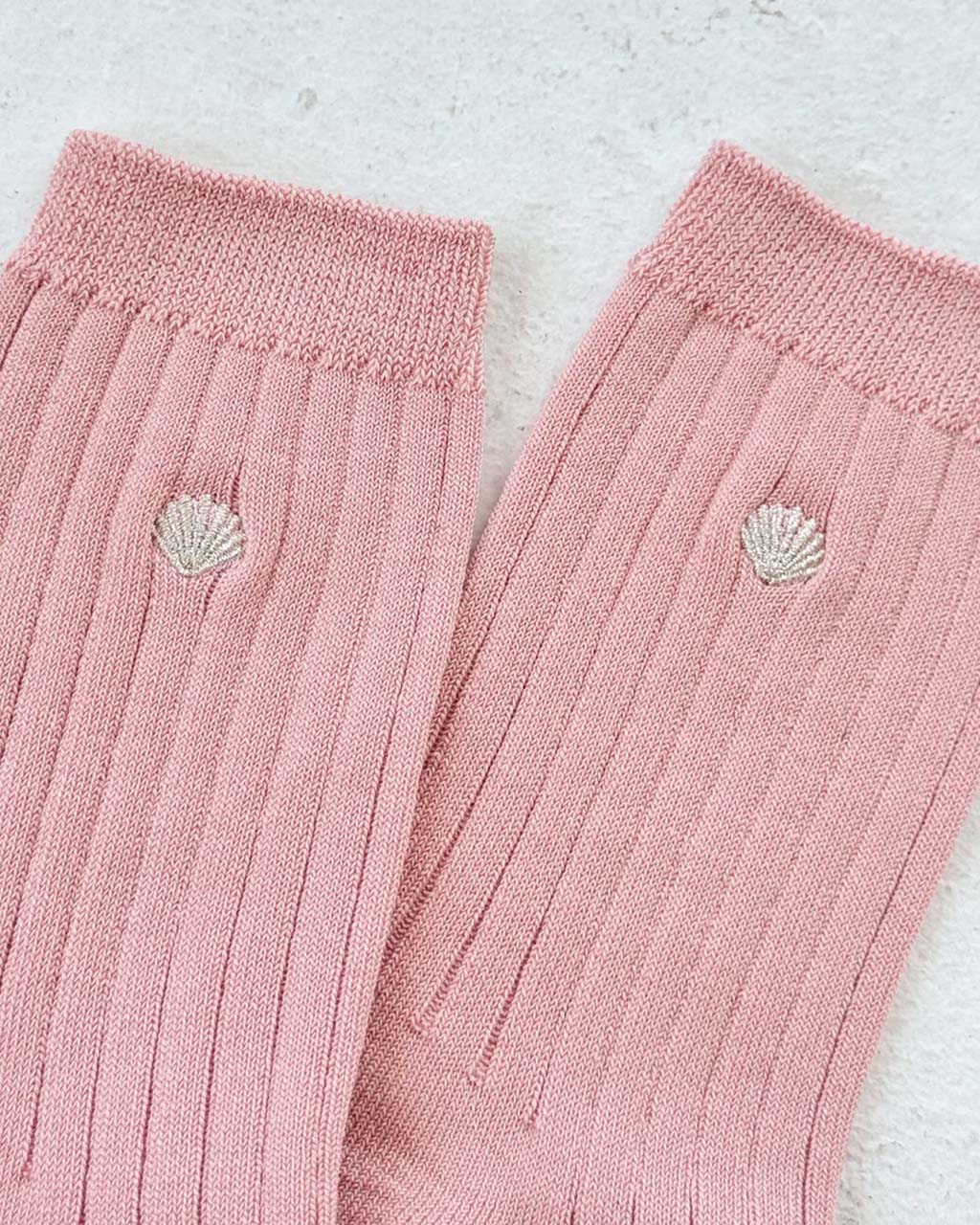 132-embroidered-her-socks-pink-soda-silver-seashell-1.webp