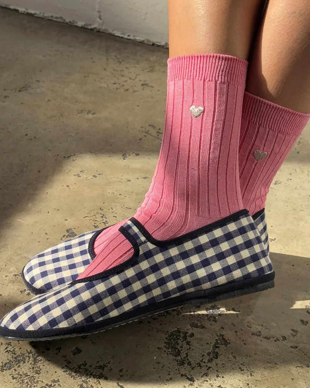 188-embroidered-her-socks-pink-water-heart-1.webp