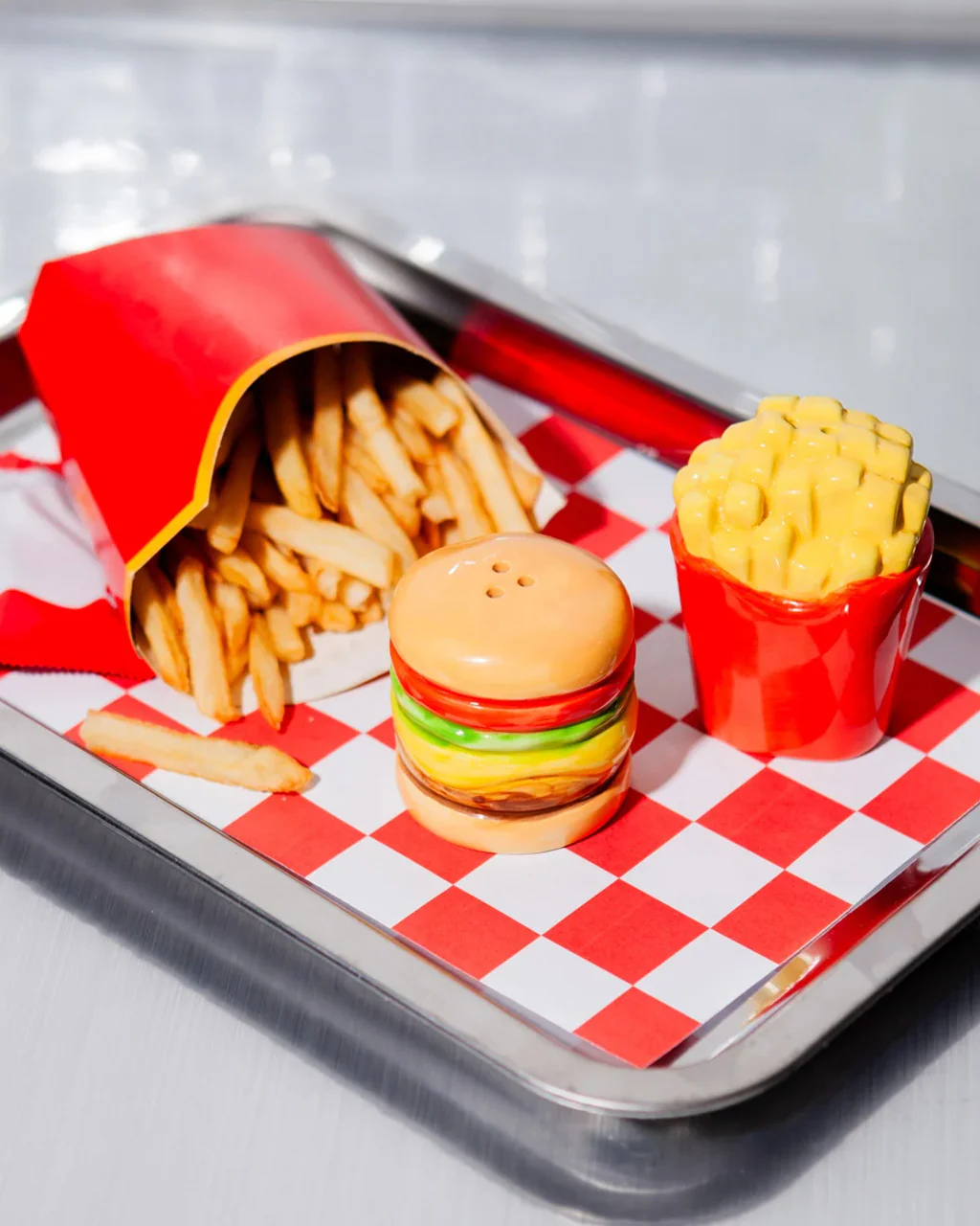 3500-salt-and-pepper-shakers-burger-fries-1.webp