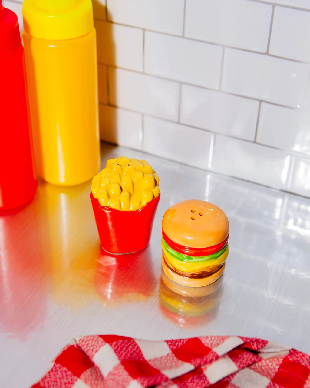 3500-salt-and-pepper-shakers-burger-fries-1.webp