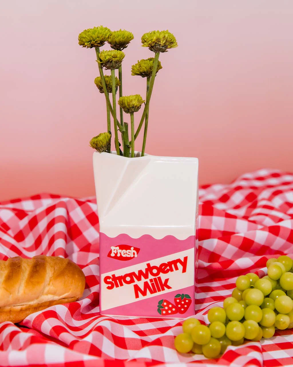 3695-strawberry-milk-vase-1.webp