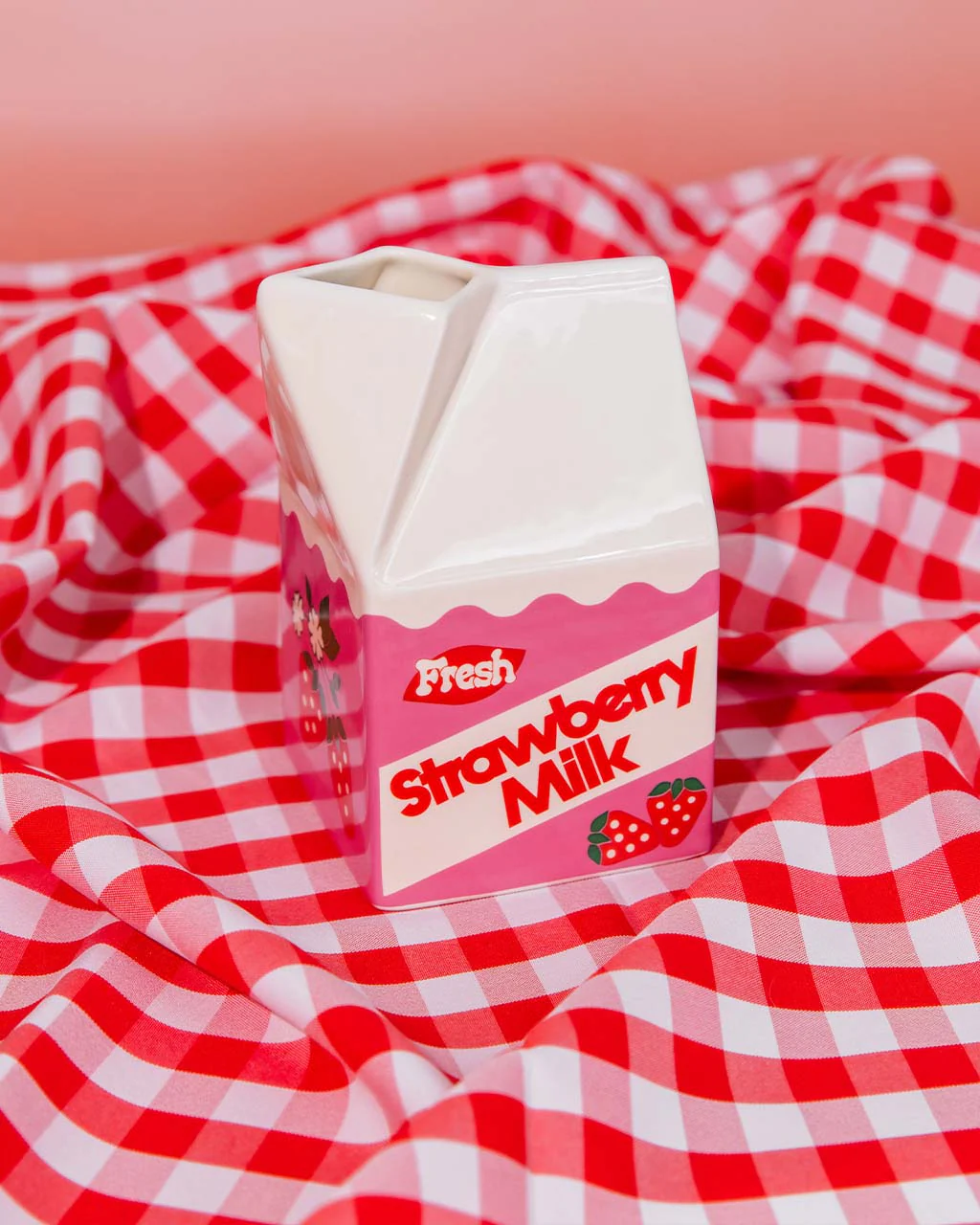 3695-strawberry-milk-vase-1.webp