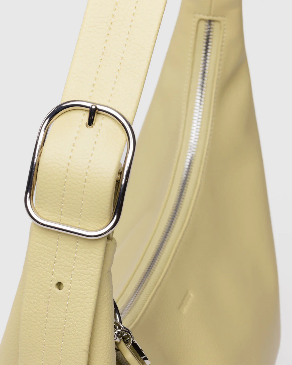 473-recycled-leather-shoulder-bag-straw-1.webp
