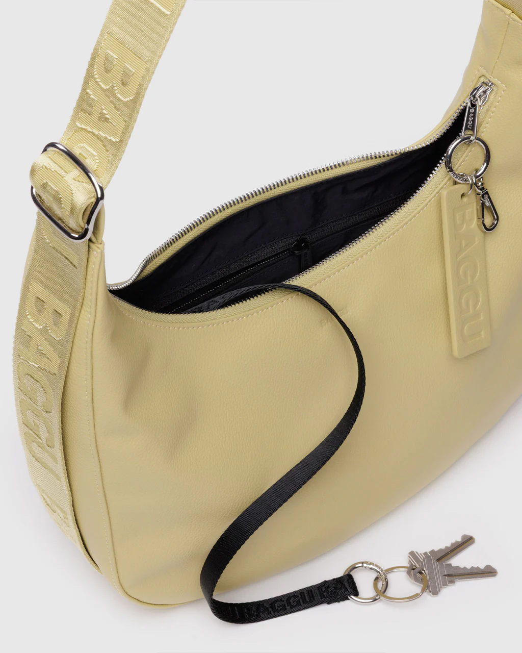 784-medium-recycled-leather-crescent-bag-straw-1.webp